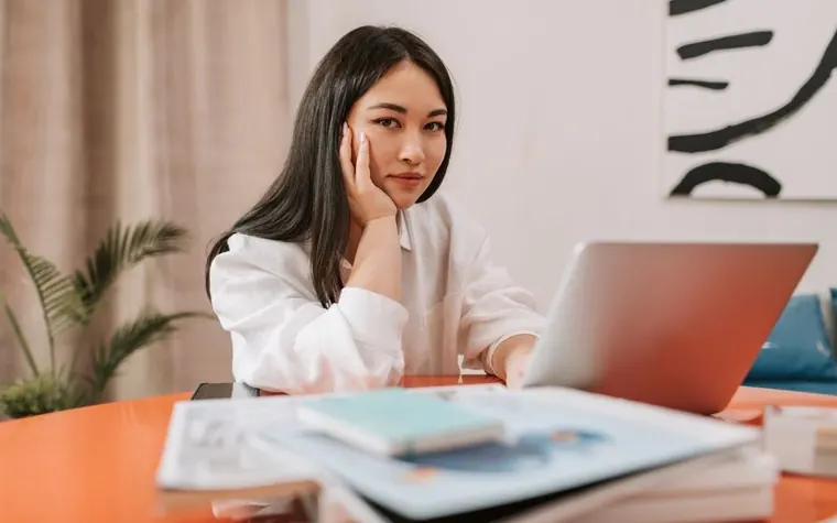 노트북 앞에서 통화하며 생각에 잠긴 사람