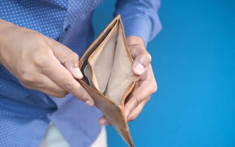 빈 지갑을 열어 확인하는 손 클로즈업