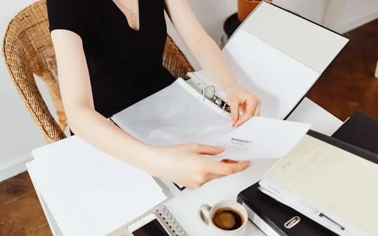 책상에서 서류를 정리하는 여성