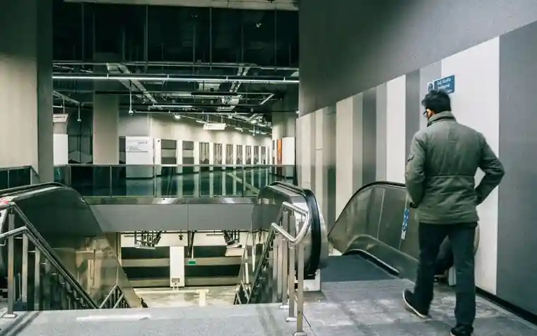 지하철역 계단을 내려가는 사람의 뒷모습