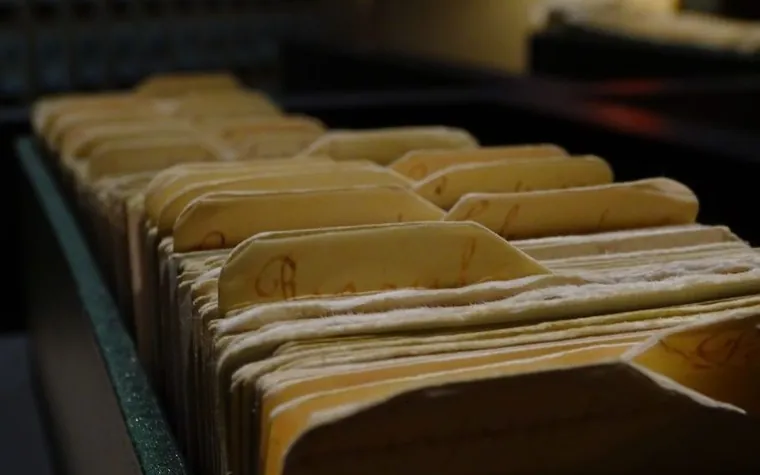 서류철이 빽빽하게 꽂혀 있는 파일 캐비닛