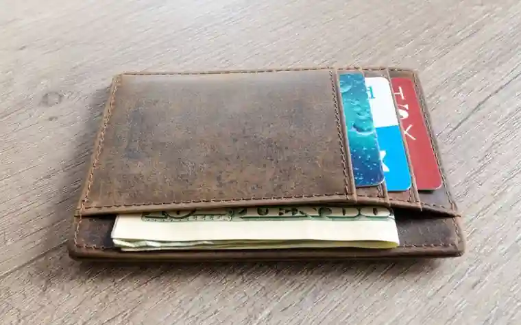 가죽 지갑 속 신용카드와 현금