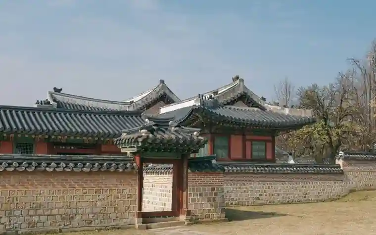 서류와 신용카드, 동전이 놓인 탁자