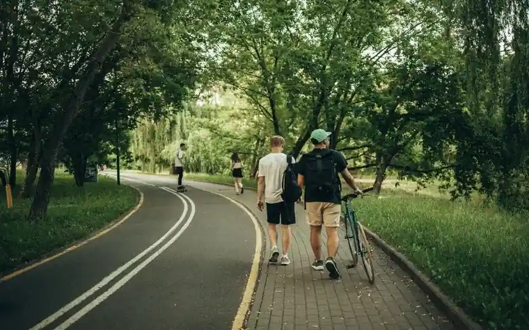 공원 산책로를 걷는 사람들
