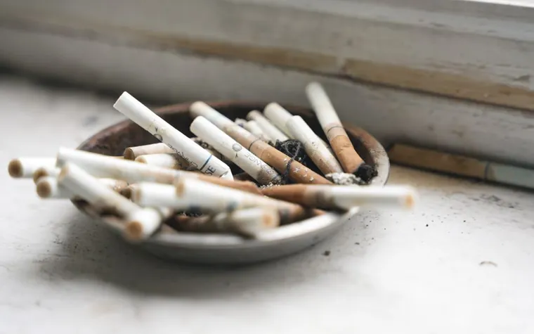 재떨이에 쌓인 담배꽁초