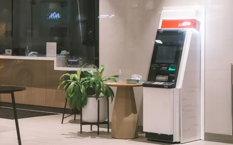 은행 로비에 설치된 ATM 기기