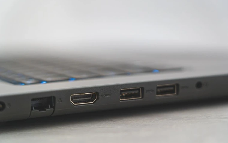 노트북 옆면의 HDMI·USB·랜 포트